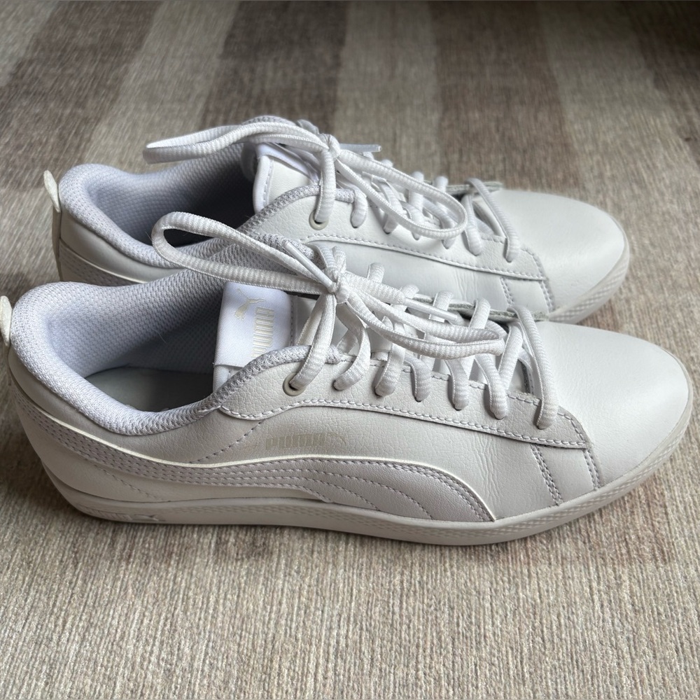 PUMA Smash v2 Leather Triple White Women's 7 Casual Fashion Sneaker